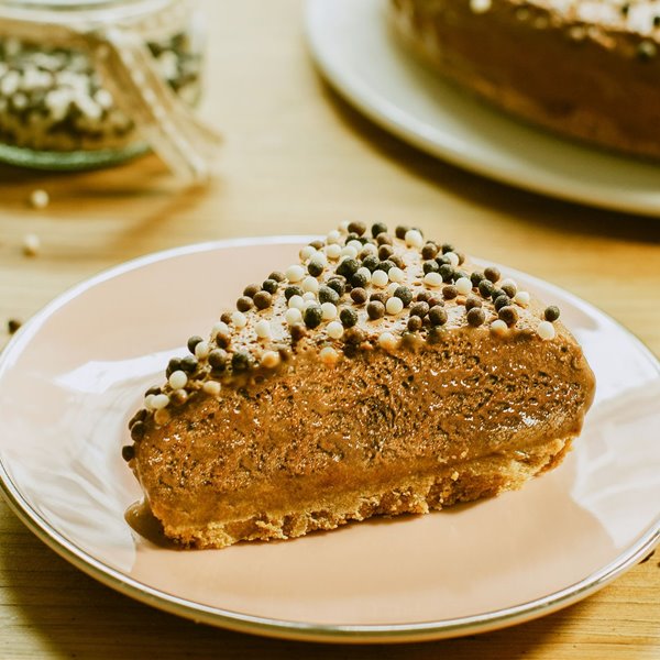Mousse de chocolate con base de galleta crujiente. Una tarta fácil y sin horno