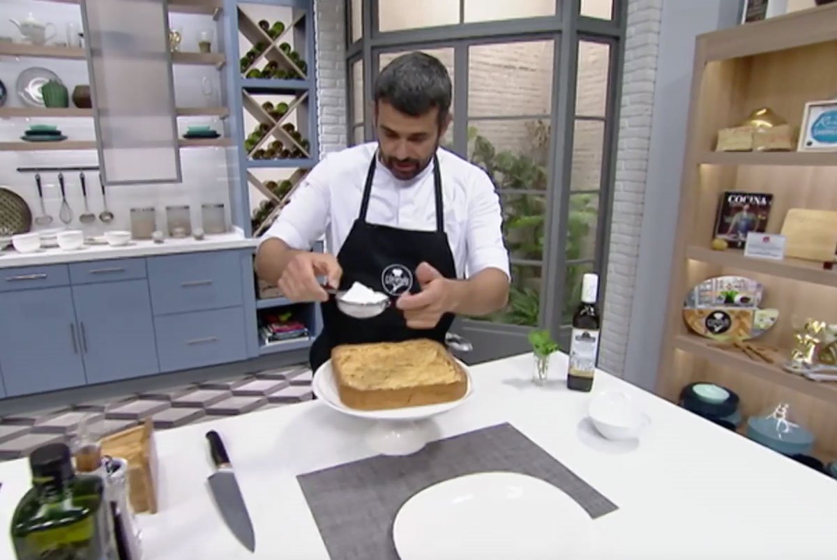 Enrique Sánchez espolvorea su tarta de manzana