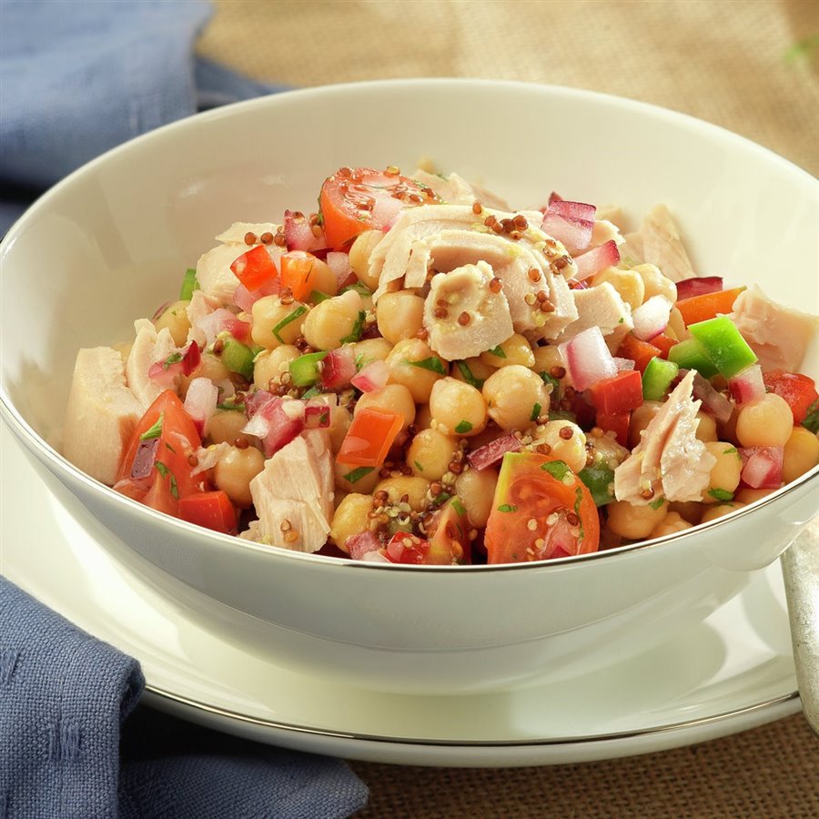 Ensalada de garbanzos con verduritas, atún y vinagreta de mostaza