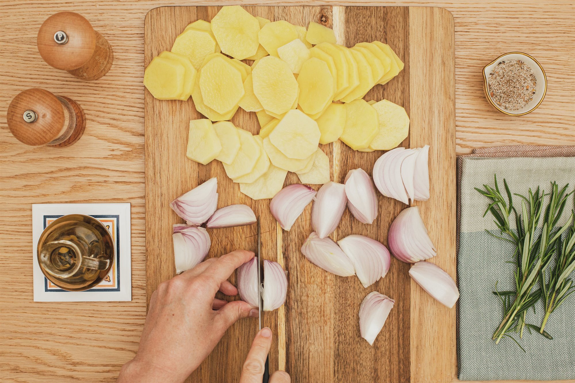 3. Pela y corta las patatas y las cebollas