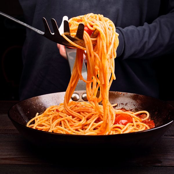 ¿Para qué sirve el agujero de la cuchara para espaguetis? Esta es la verdadera razón