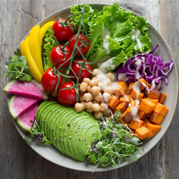 Ensalada de garbanzos con vegetales frescos