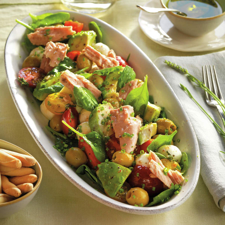 Ensalada de aguacate, bonito, espinacas y mozzarella, saludable y completa