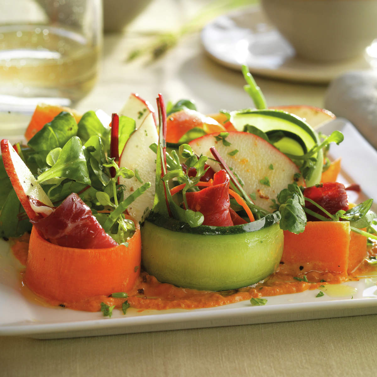 NIDOS DE ENSALADA DE CRUDITÉS Y JAMÓN.