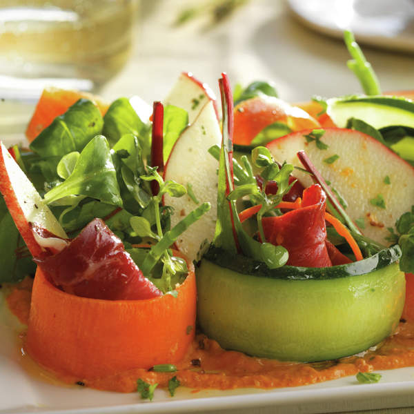 NIDOS DE ENSALADA DE CRUDITÉS Y JAMÓN.