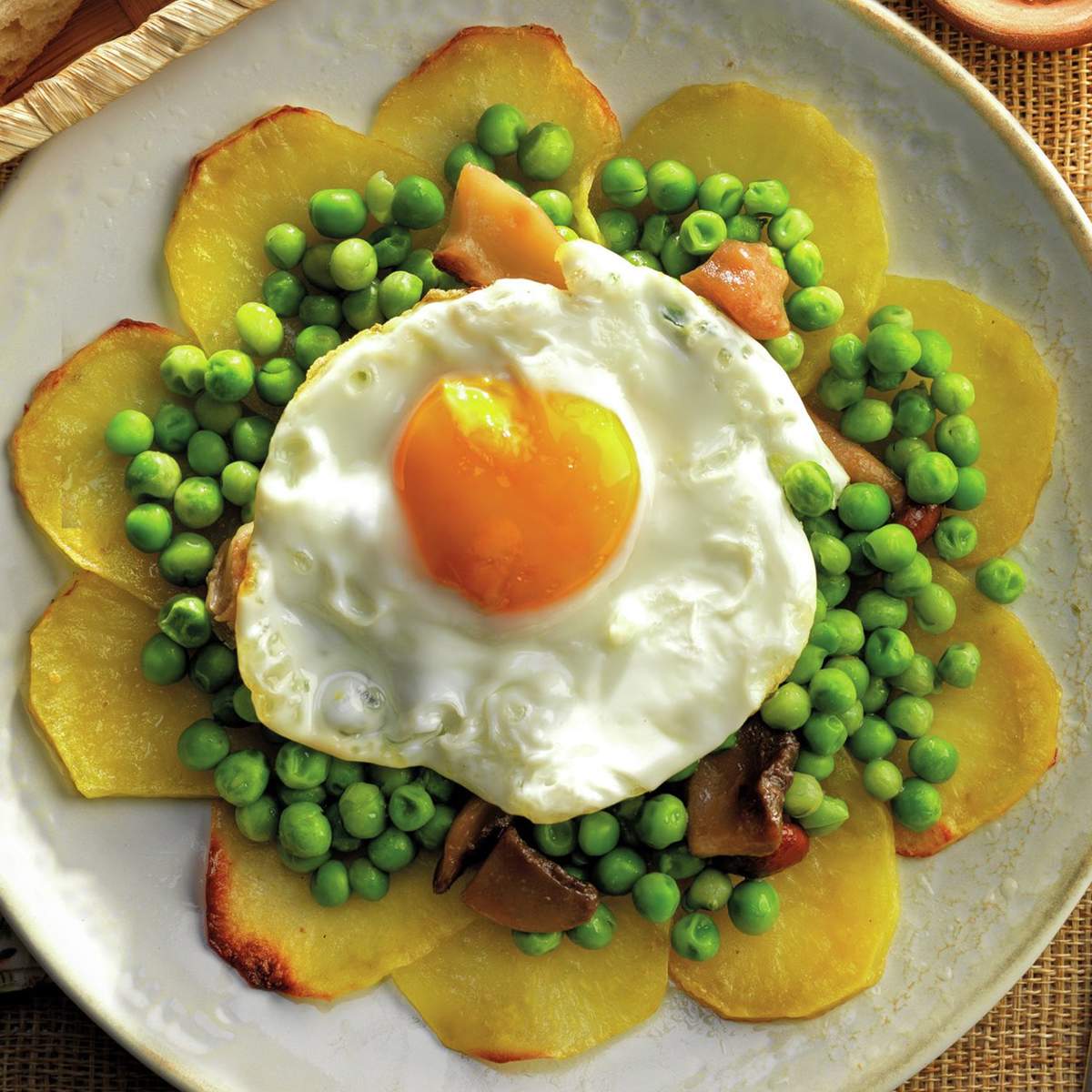 PATATAS ASADAS CON GUISANTES Y HUEVO