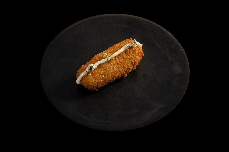 Croqueta de rabo de toro con manzana de Girona