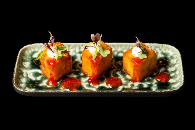 Milhojas de bravas con salsa de yuzu ahumado y clementina de las Terres de l’Ebre