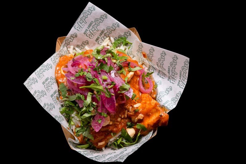 pollo 'butter chicken', con mantequilla del Alt Urgell y la Cerdanya y avellana de Reus