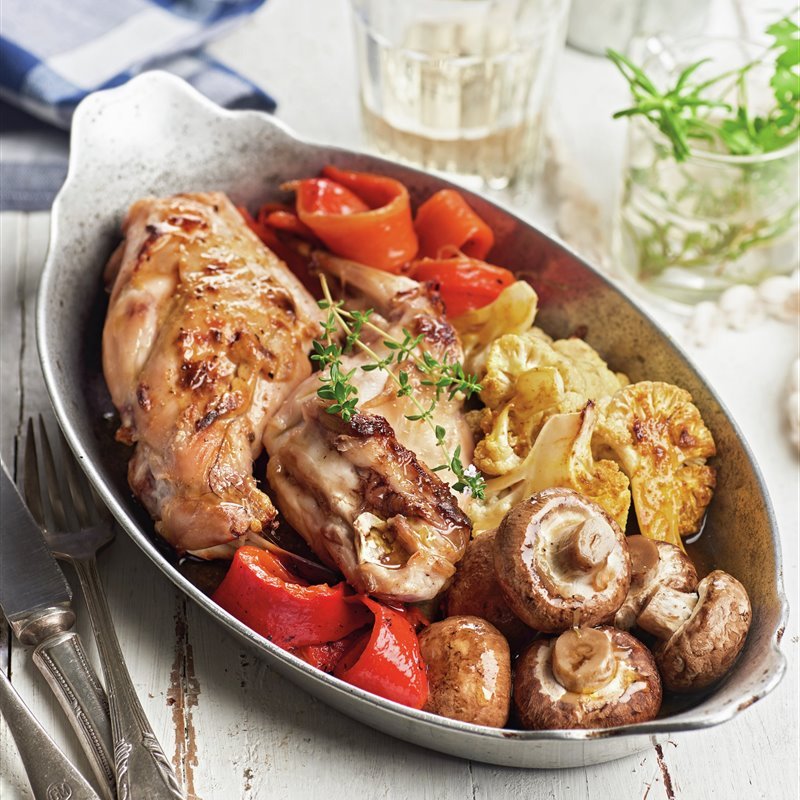 Conejo al horno con champiñones, coliflor y pimiento
