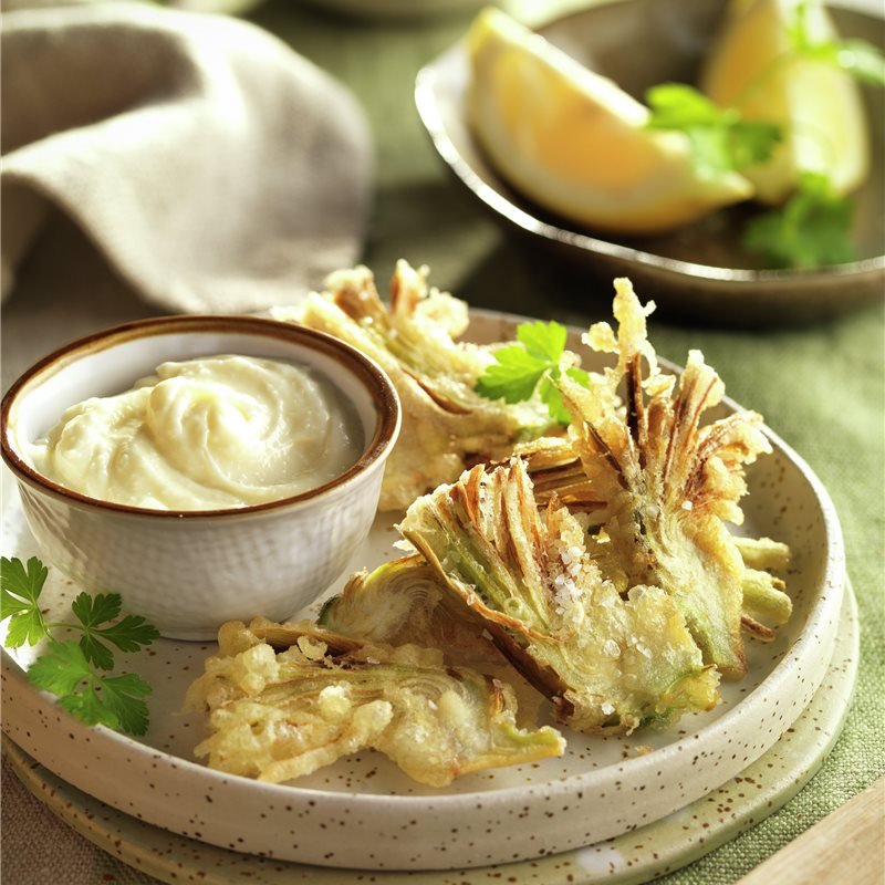 Alcachofas en tempura con salsa