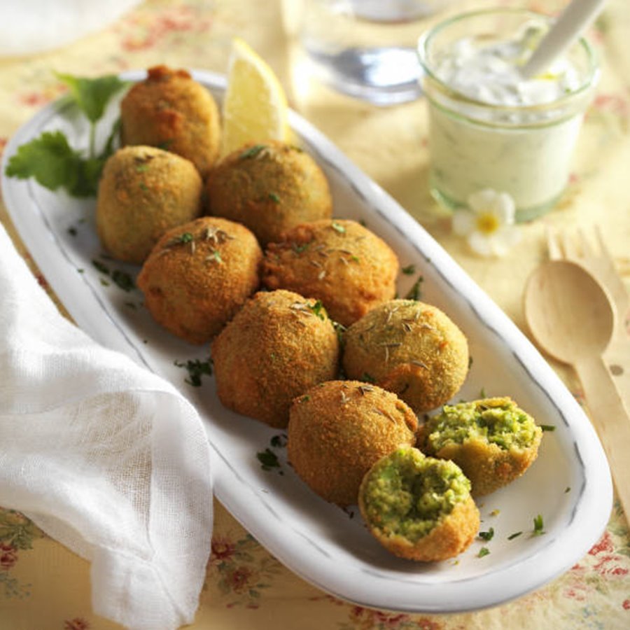Croquetas de garbanzos, guisantes y habas con salsa de yogur