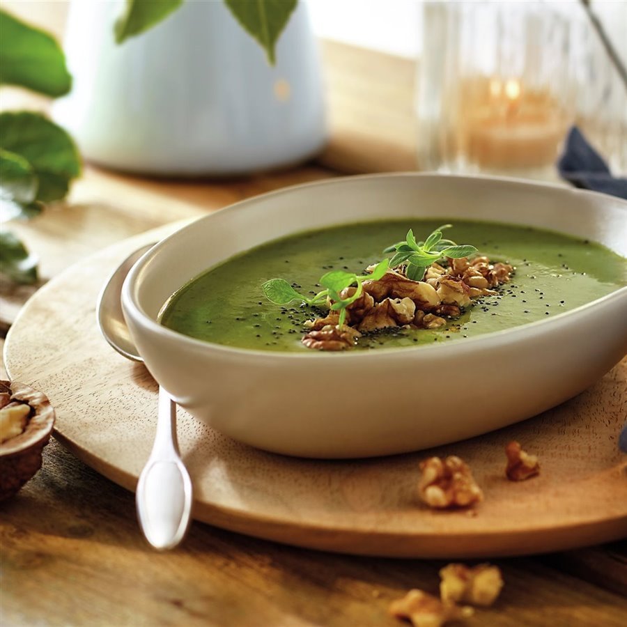 Crema verde de lechuga y espirulina con nueces