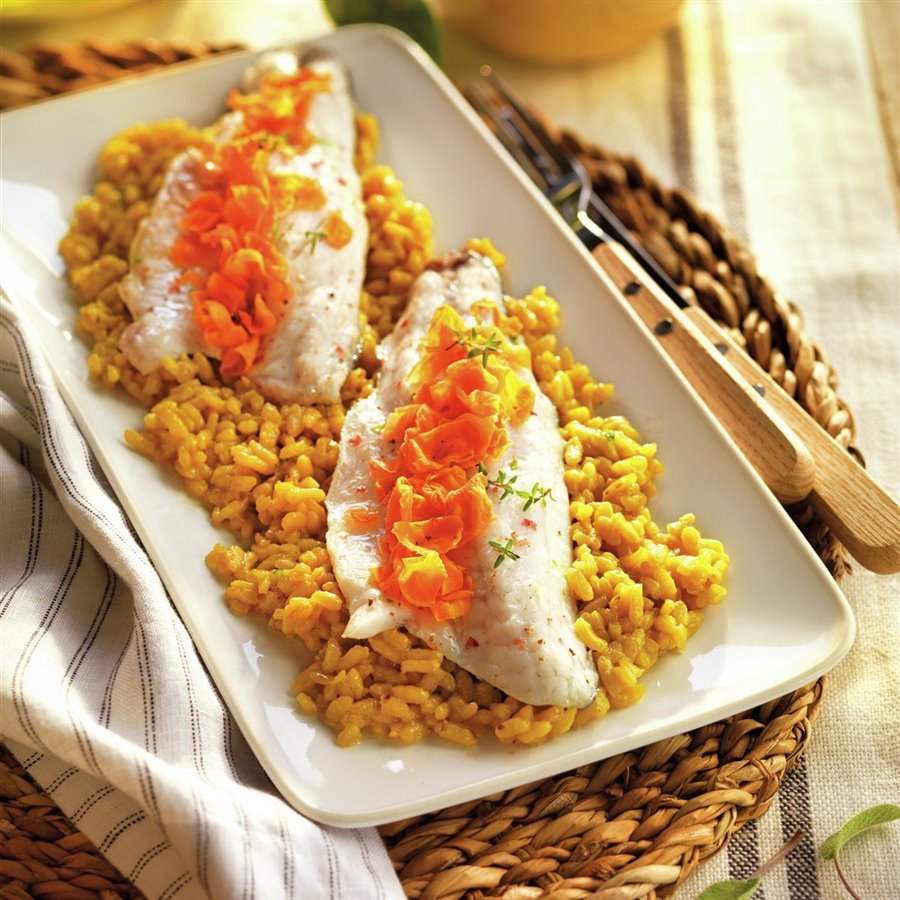 Dorada con crujiente de zanahoria y arroz al azafrán