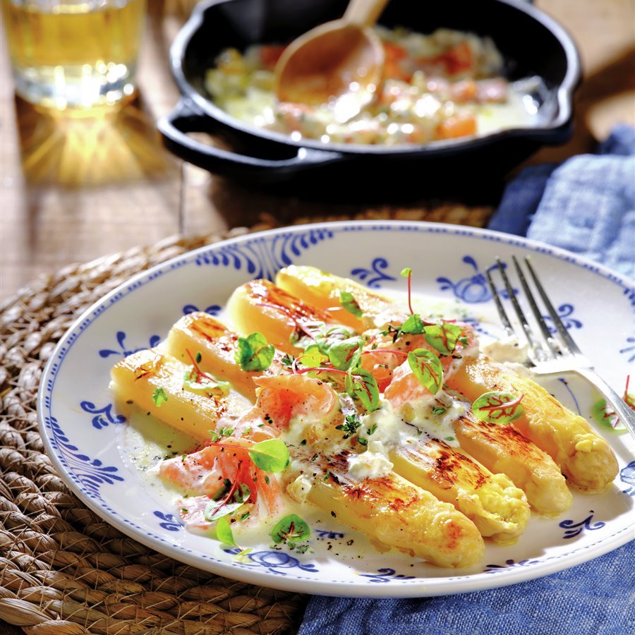 Espárragos de Navarra a la plancha con salsa de salmón