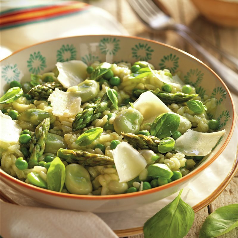 Risotto verde con espárragos, habas y guisantes