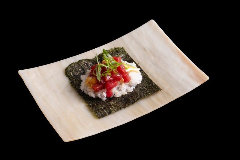 Tartar de atún con huevo frito y aceite del Empordà