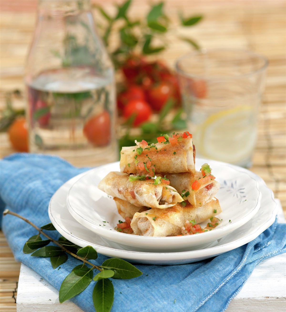 ROLLITOS DE PASTA BRICK CON POLLO Y VERDURAS.