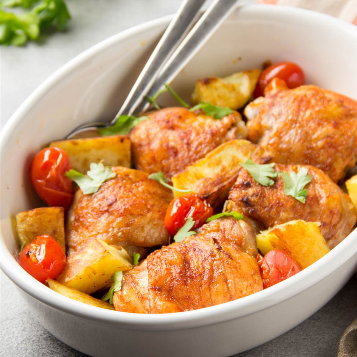 Pollo al horno turco de Karlos Arguiñano, con patatas, cebolla y tomates
