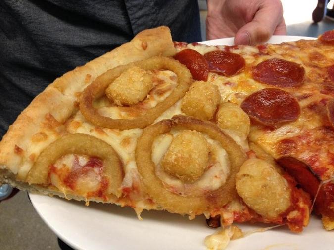 Pizza de calamares y croquetas