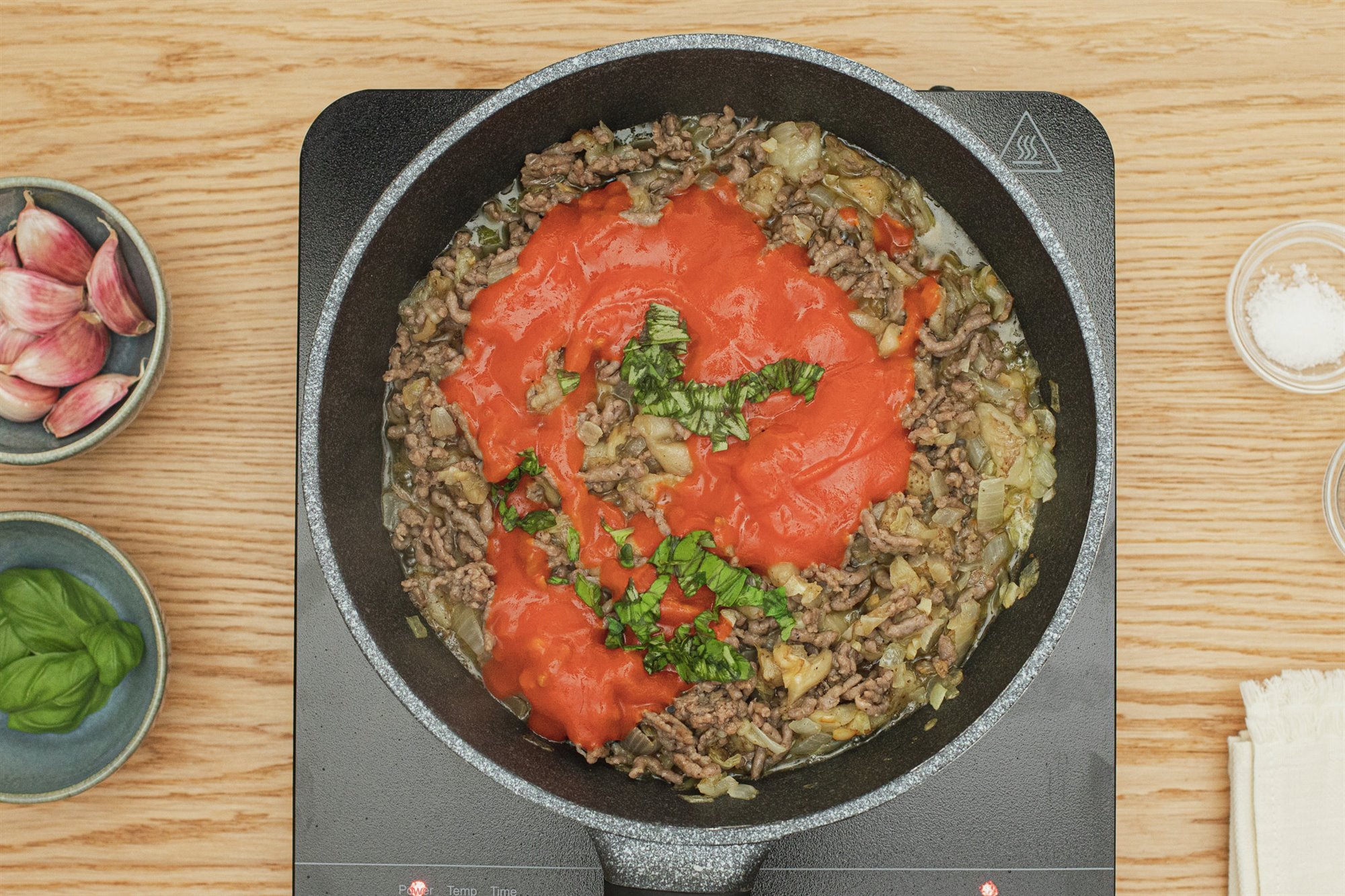 8. Agrega la carne y el tomate