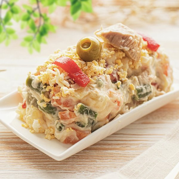 Ensaladilla rusa con salsa de yogur, versión ligera de la receta