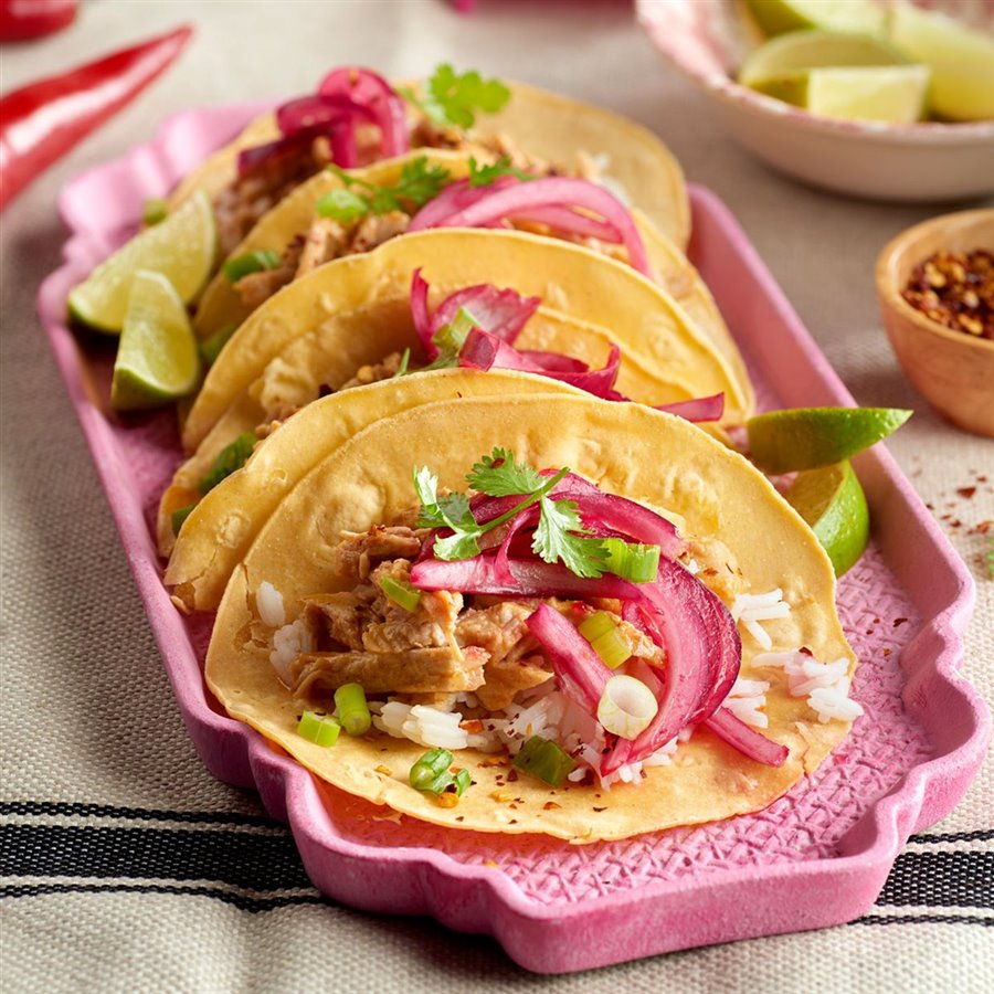 Tacos rellenos de cochinita pibil, arroz y cebolla