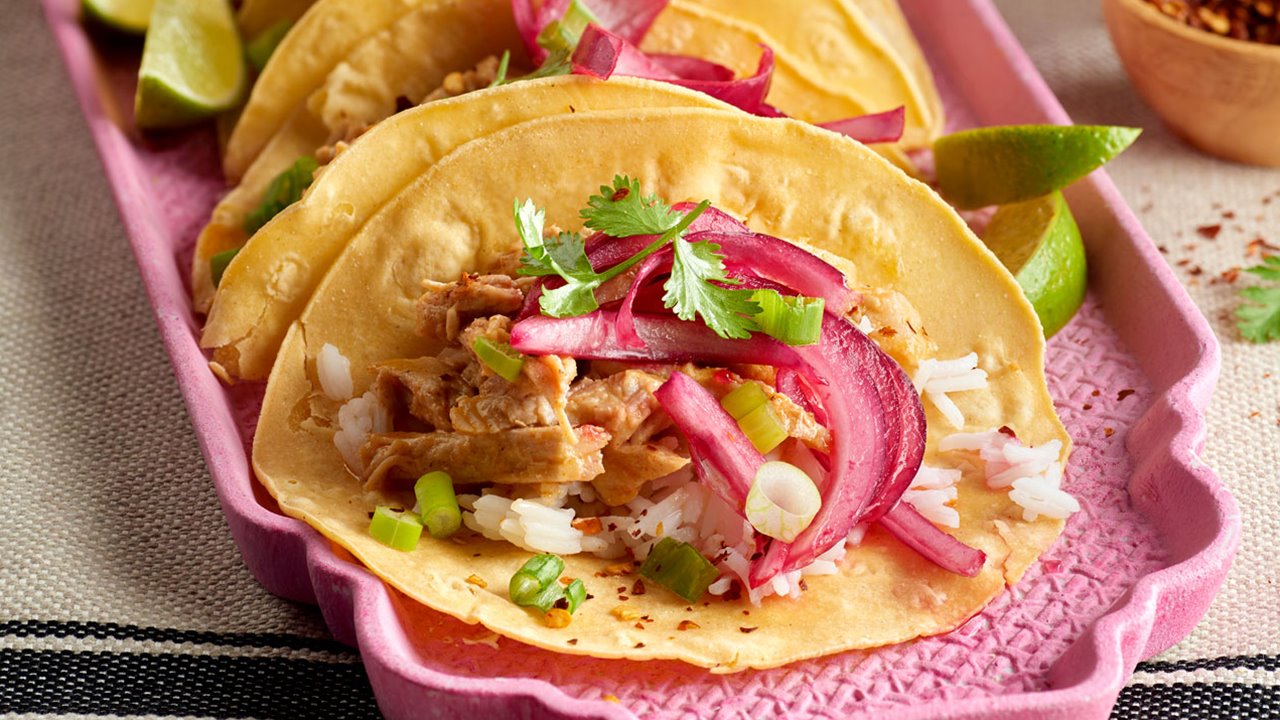 Tacos rellenos de cochinita pibil, arroz y cebolla - Lecturas