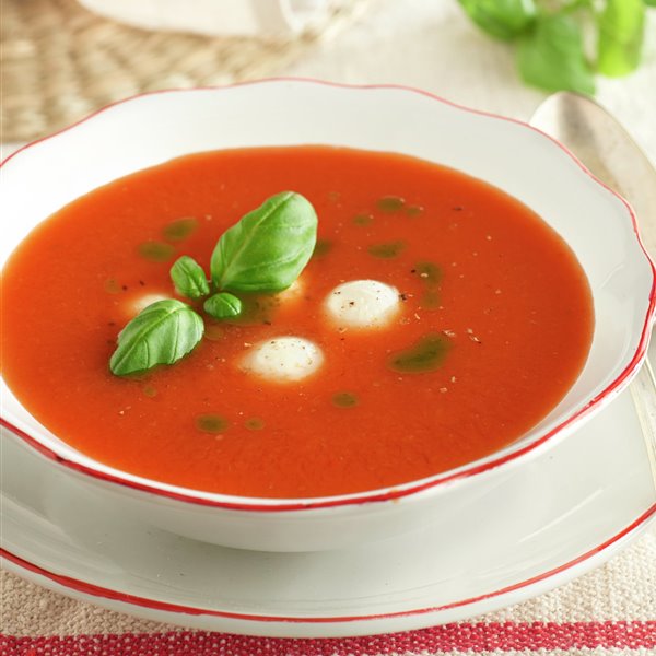 Sopa de tomate con albahaca y mozzarella