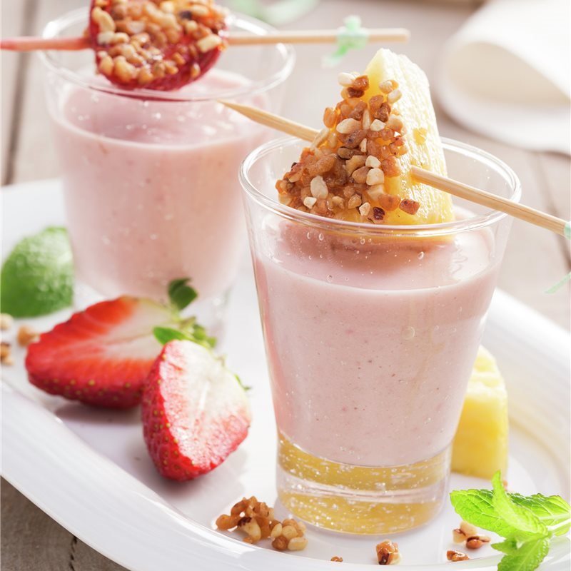 Batido con brochetas de frutas y crocanti