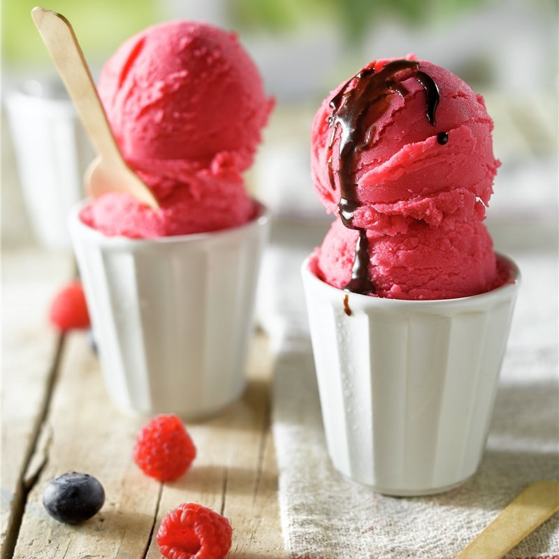 Helado de frutos del bosque con salsa de chocolate