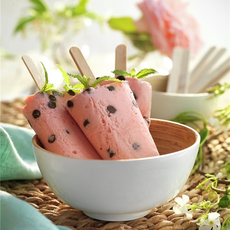 Polos de sandía y yogur con pepitas de chocolate