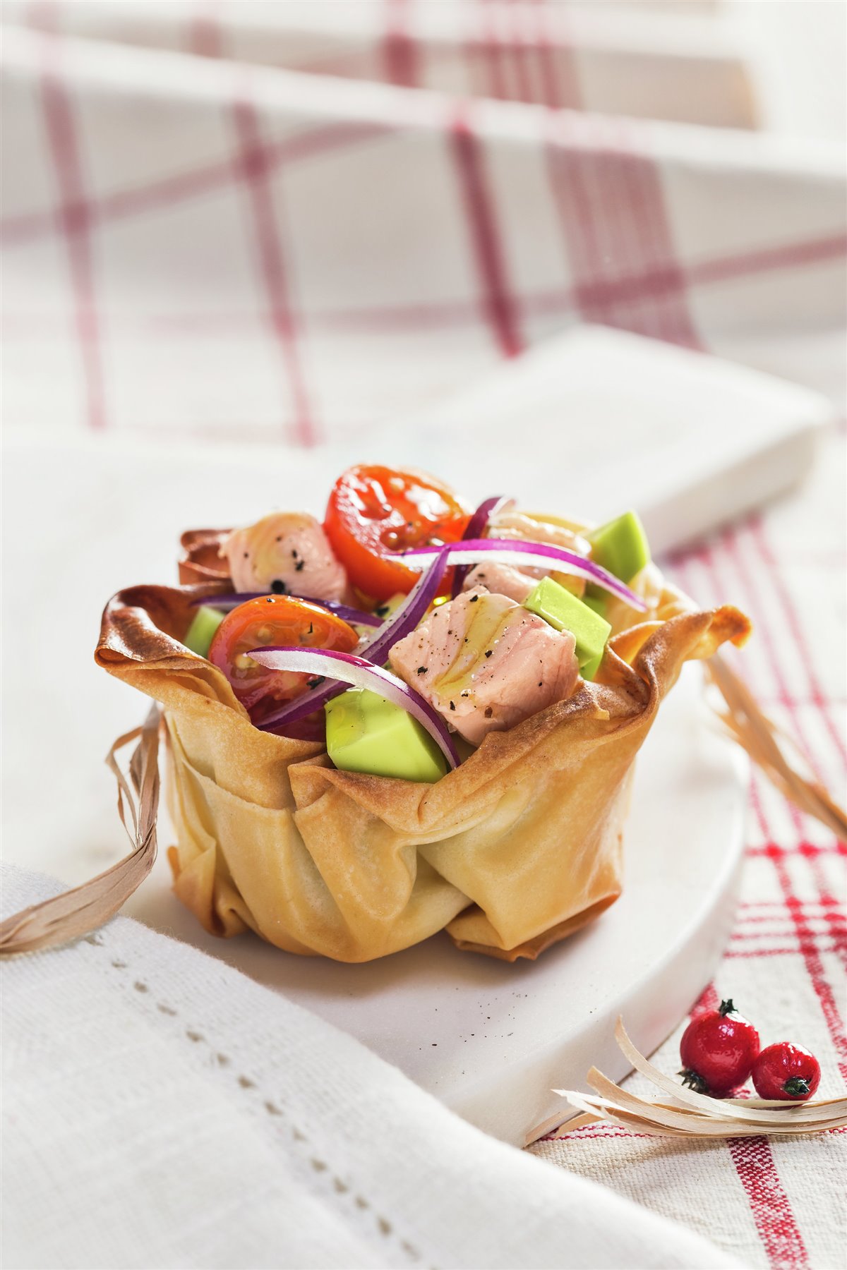 CESTITAS DE SALMÓN Y AGUACATE.