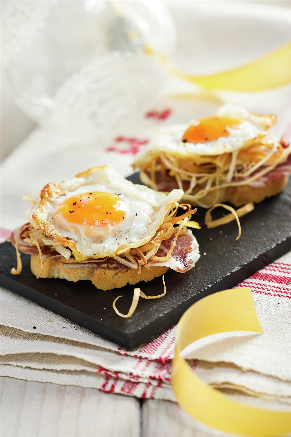 HUEVOS DE CODORNIZ CON VIRUTAS DE JAMÓN Y PUERRO.