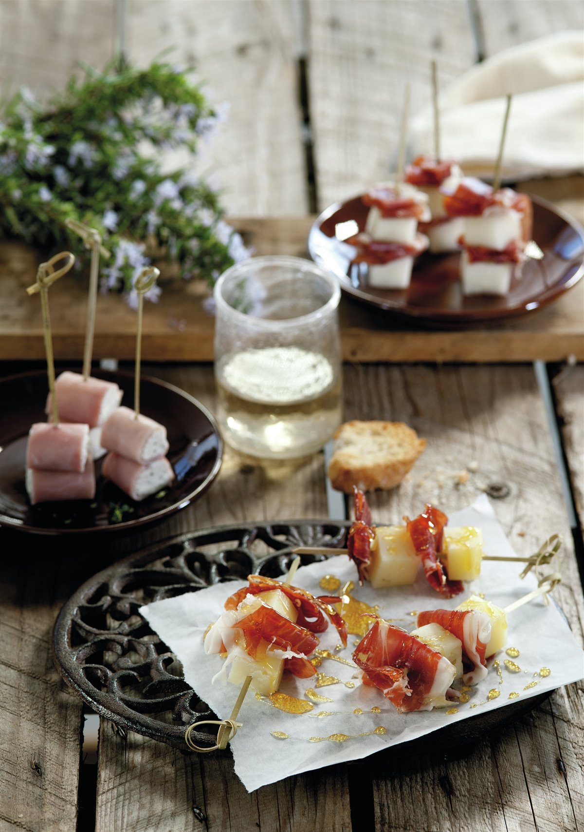 SIMPLE RECIPES WITH HAM: IBERIAN HAM AND CURED CHEESE;  YORK TO FINE HERBS;  MELON WITH SERANO. 