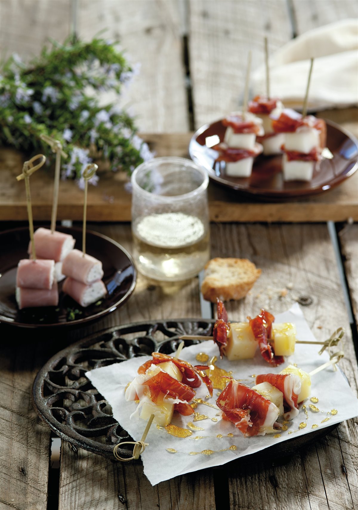 RECETAS SENCILLAS CON JAMÓN: IBÉRICO Y QUESO CURADO; YORK A LAS FINAS HIERBAS; MELÓN CON SERRANO. 