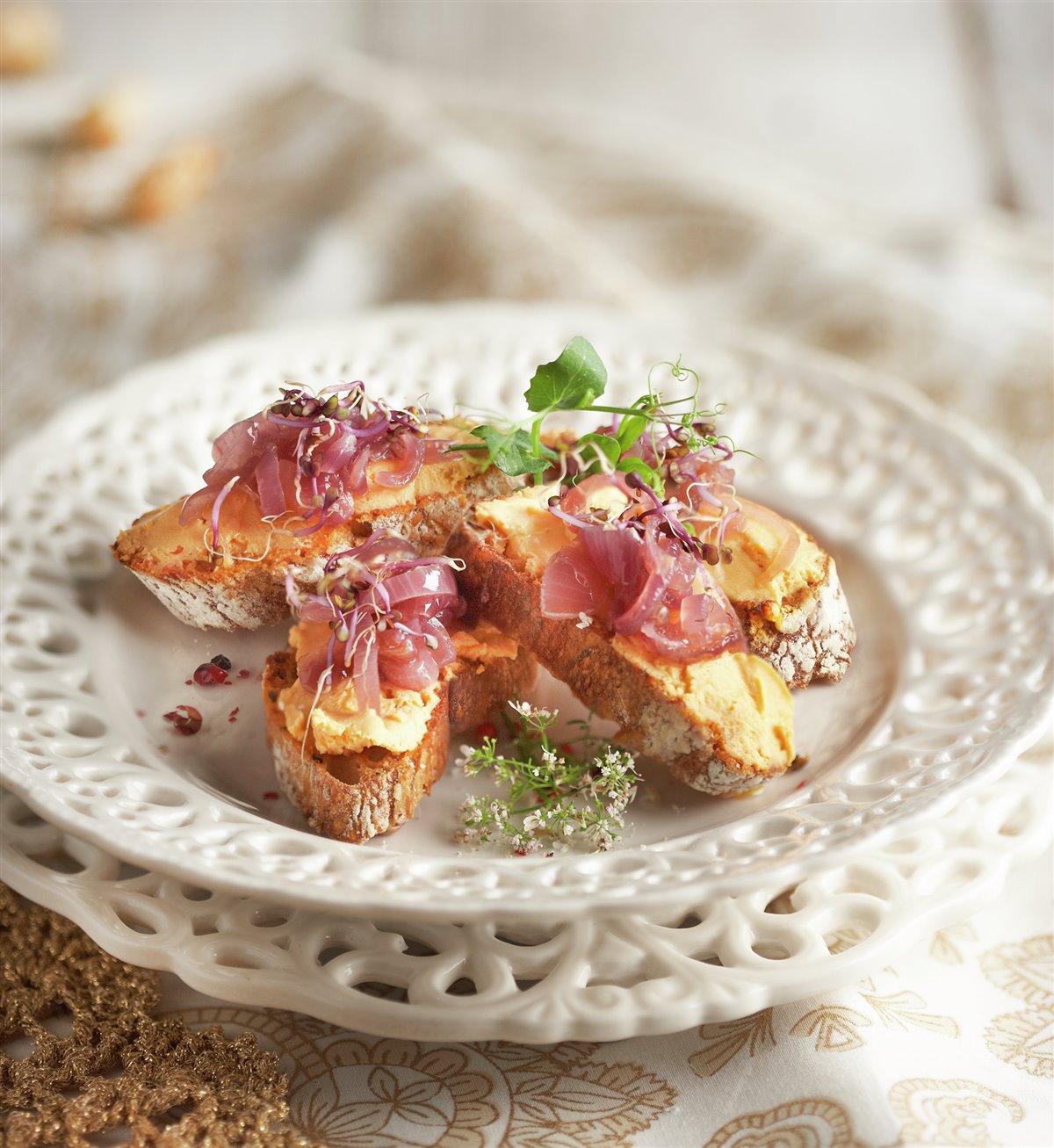 TOSTAS DE PATÉ CON CABRACHO.