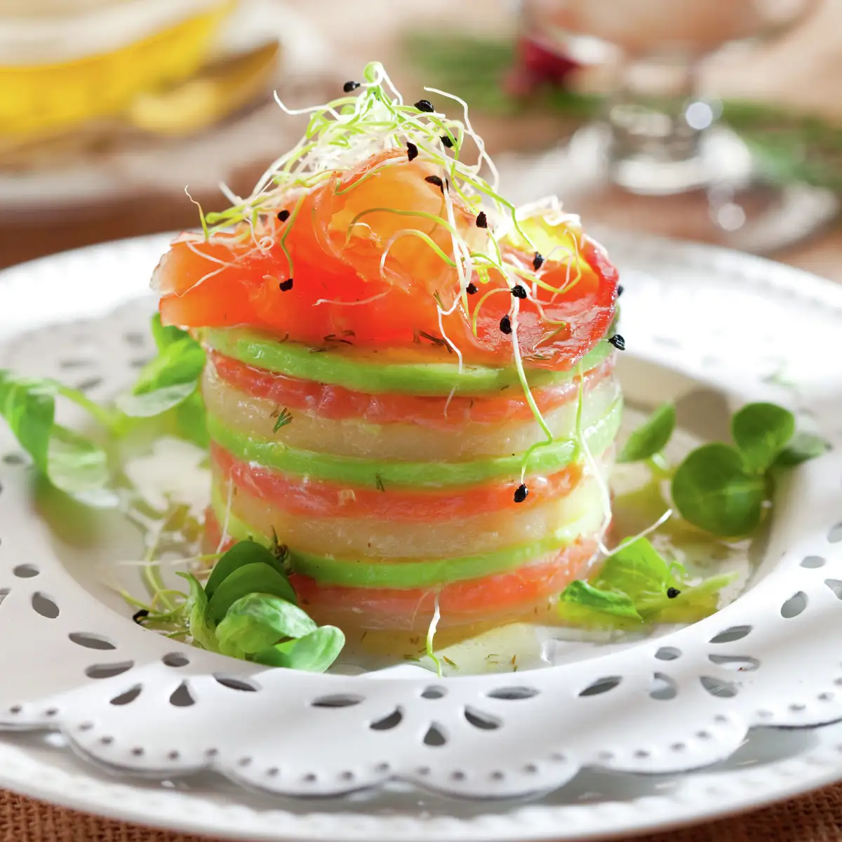 MILHOJAS DE PATATA COCIDA, SALMÓN AHUMADO Y AGUACATE