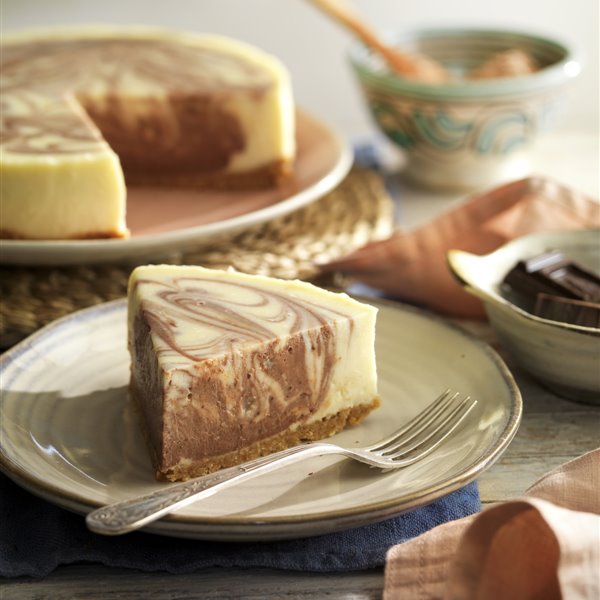 Prepara una riquísima tarta cebra de queso y dos chocolates, sin horno ¡y en minutos!