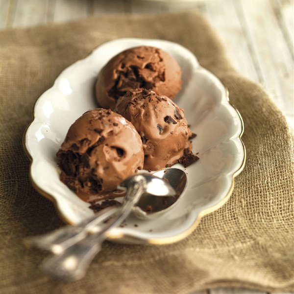 Prepara un irresistible helado de chocolate casero fácil, cremoso y ¡sin heladera! (con vídeo)