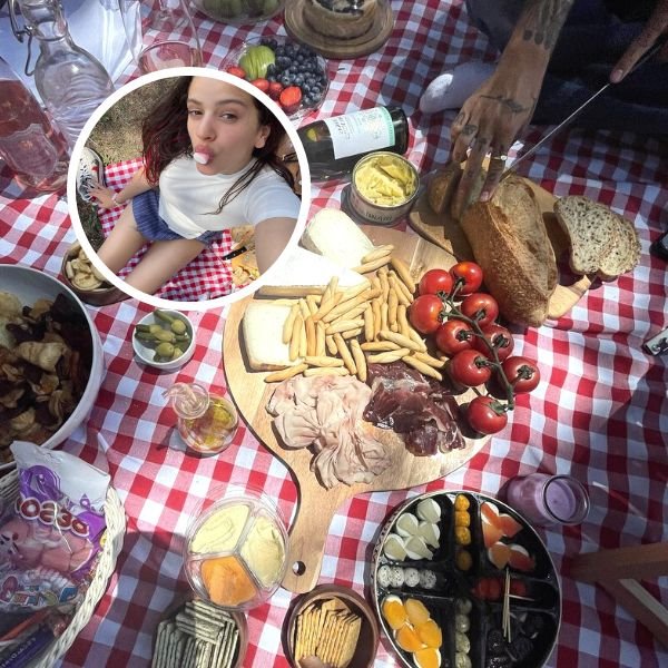El pícnic romántico de Rosalía y Rauw Alejandro: pan con tomate, embutidos, quesos y chuches 