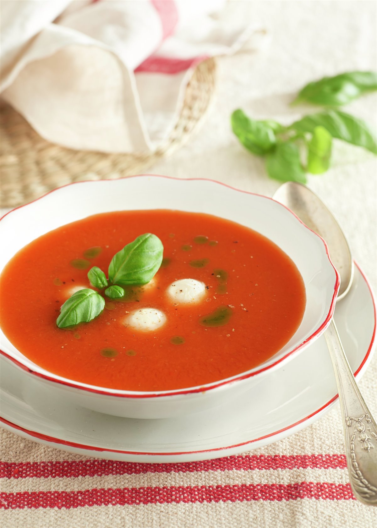 SOPA DE TOMATE CON ALBAHACA Y MOZZARELA.