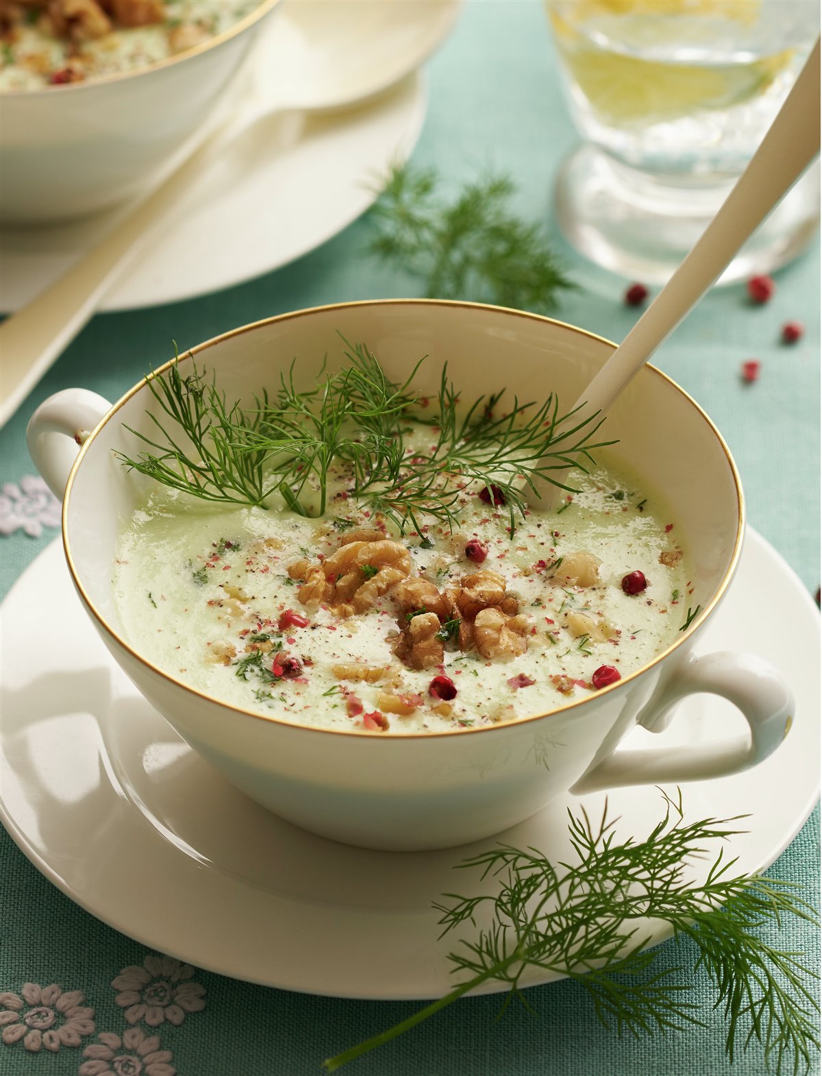 SOPA FRÍA DE PEPINO CON YOGUR Y NUECES.