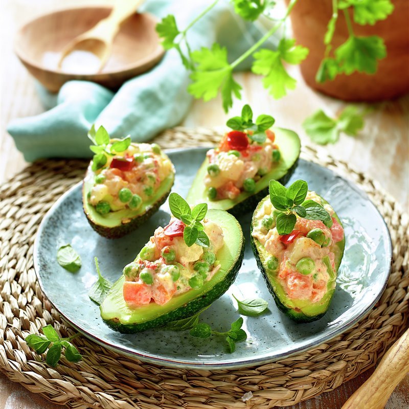 Aguacates rellenos de ensaladilla rusa