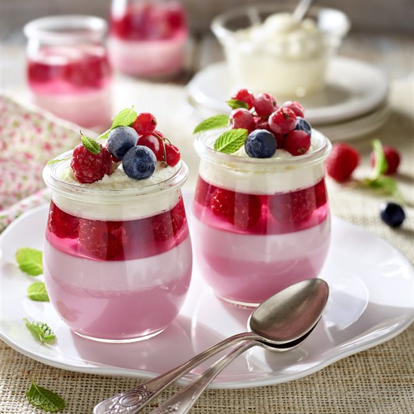 yogur, gelatina y frutos rojos