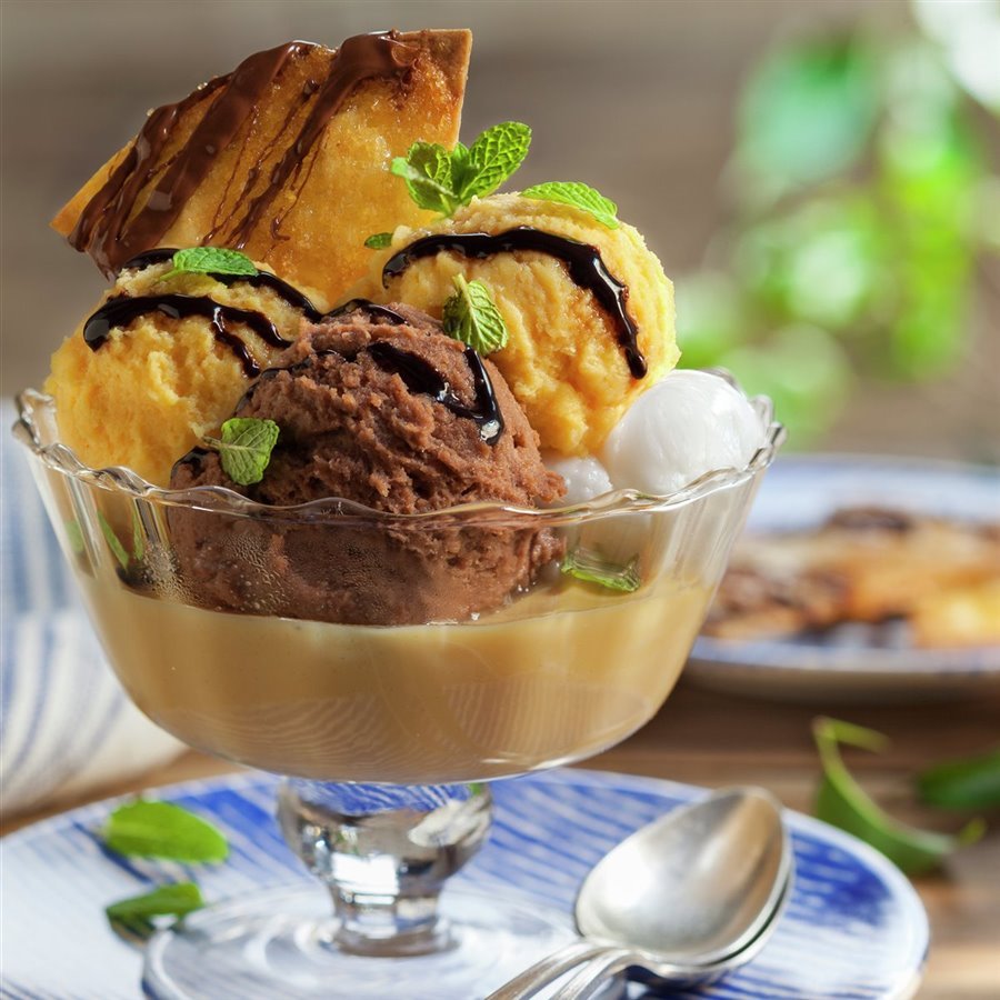 Copa de helado de mango, mascarpone y chocolate con flan