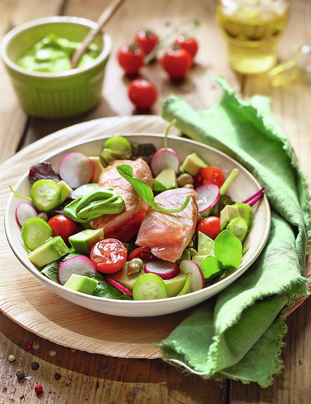 ensalada_de_aguacate_con_tataki_de_salmon