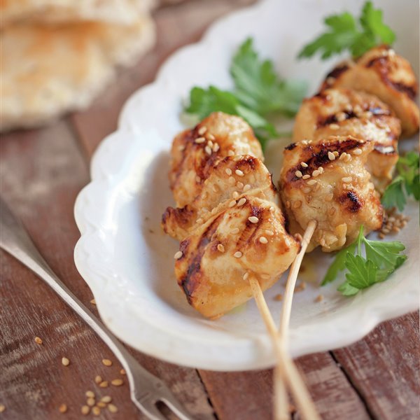 Brochetas de pollo marinado