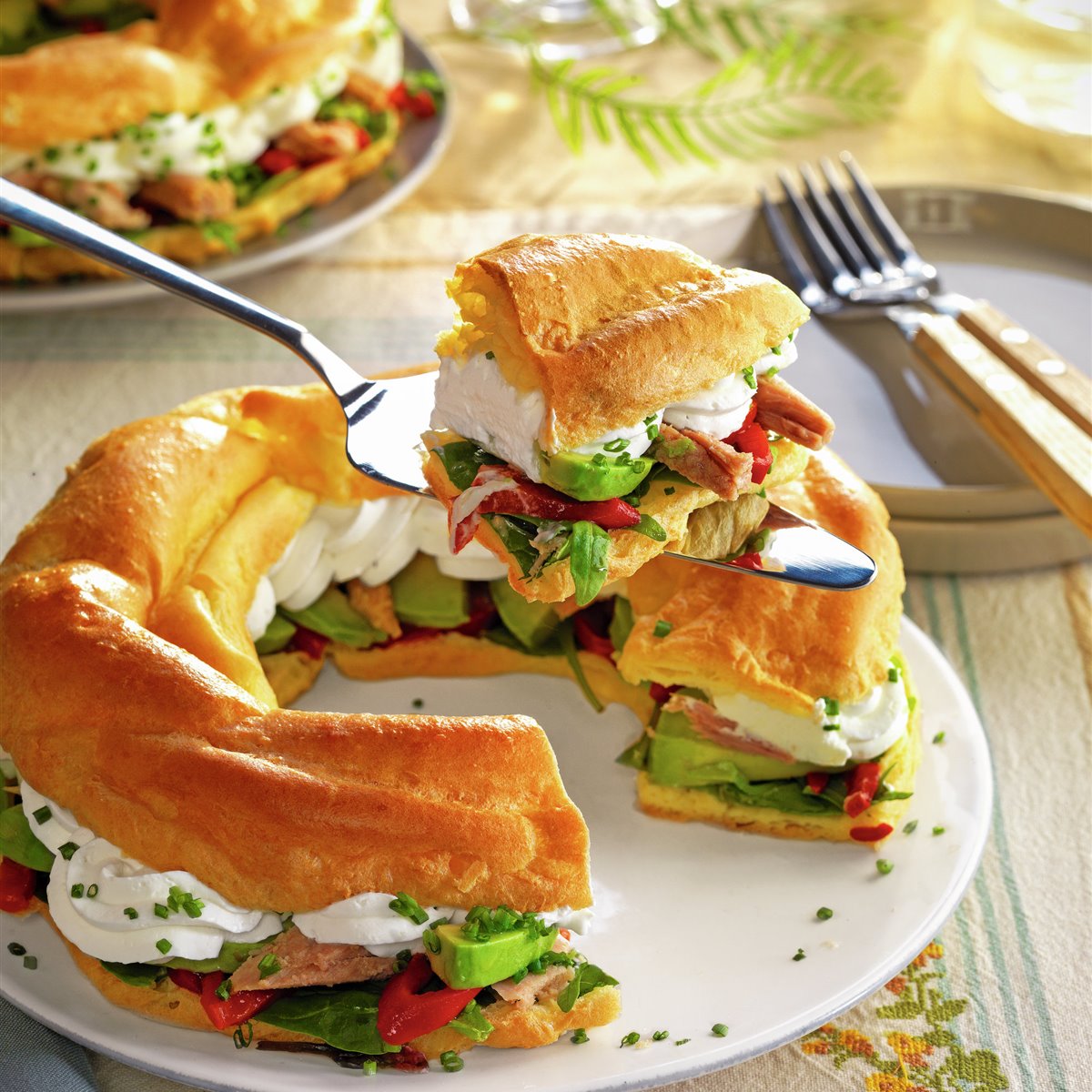 Corona de pasta choux rellena