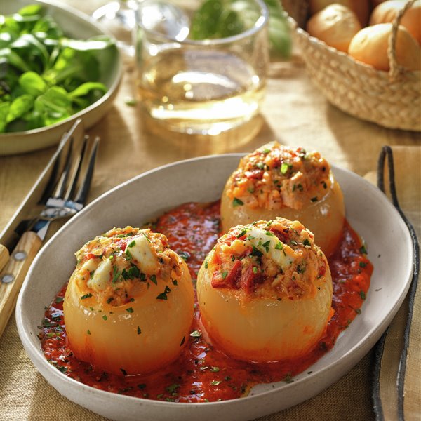 Cebollas rellenas de bonito con salsa de tomate